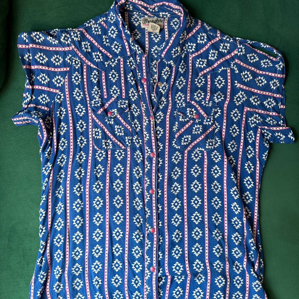 ** SOLD** Vintage Wrangler shirt with pink snaps - Medium